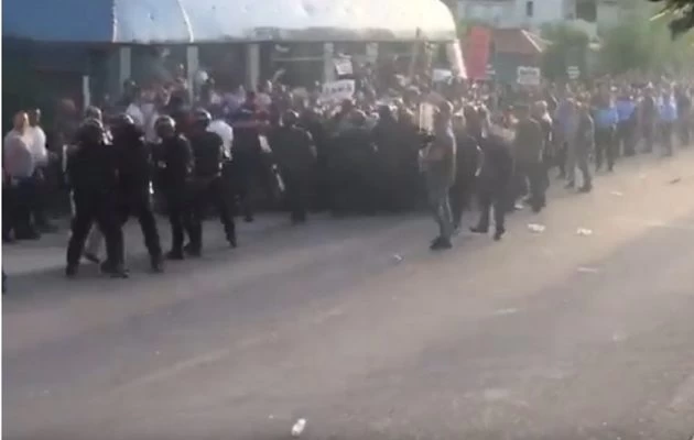 Χάος στην Αλβανία: Πολίτες πήραν με τις πέτρες τον Έντι Ράμα – Κλίμα σύγκρουσης σε εξέλιξη